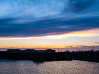 Tisza ve rıhtımın üzerinde gün batımını izle.