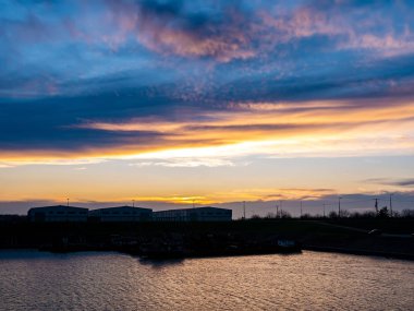 Tisza ve rıhtımın üzerinde gün batımını izle.