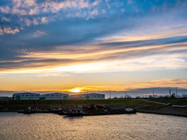 Tisza ve rıhtımın üzerinde gün batımını izle.