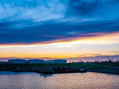 Tisza ve rıhtımın üzerinde gün batımını izle.