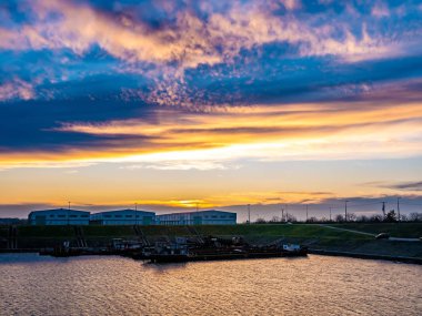 Tisza ve rıhtımın üzerinde gün batımını izle.