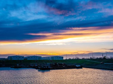 Tisza ve rıhtımın üzerinde gün batımını izle.