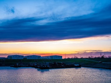 Tisza ve rıhtımın üzerinde gün batımını izle.