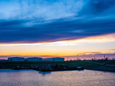 Tisza ve rıhtımın üzerinde gün batımını izle.