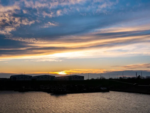 View on the sunset over the Tisza and the dock — Stock Photo, Image