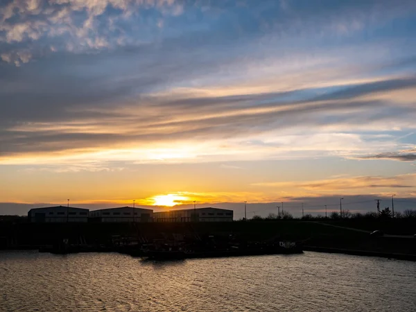 View on the sunset over the Tisza and the dock — Stock Photo, Image