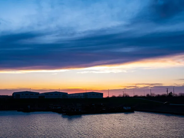 Blick auf den Sonnenuntergang über die Tisza und das Dock — Stockfoto