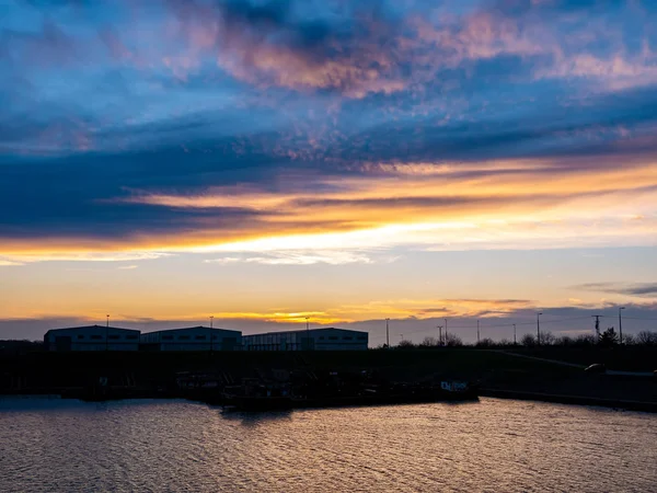 Tisza ve rıhtımın üzerinde gün batımını izle.