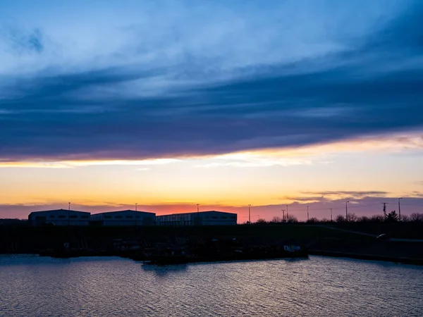 ティッサ川とドックの夕日の景色 — ストック写真