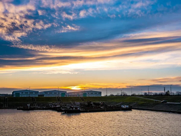 Vue sur le coucher du soleil sur la Tisza et le quai — Photo