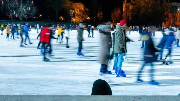 Blick auf die Menschen beim Schlittschuhlaufen im Stadtpark Eisbahn in — Stockfoto