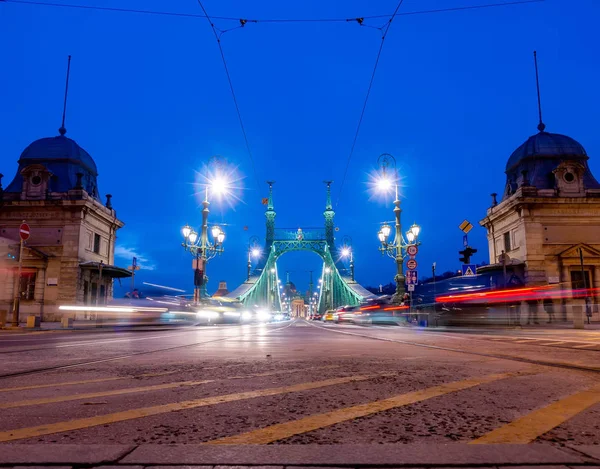 Vista sul traffico sulla piazza Fovam e sul Ponte della Libertà a — Foto Stock