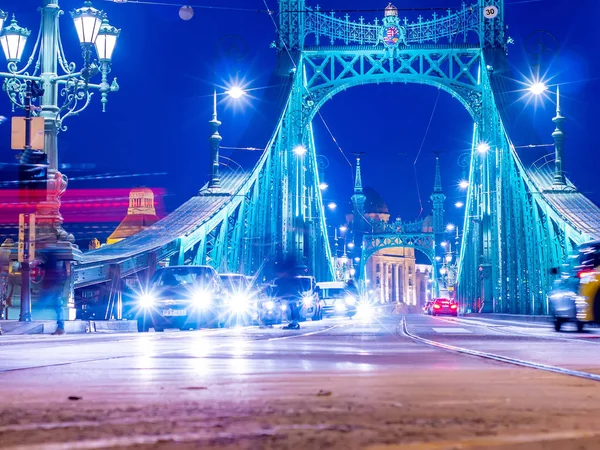 Vista sobre o tráfego na praça Fovam e da Ponte da Liberdade a — Fotografia de Stock