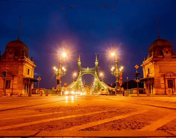 Vista sul traffico sulla piazza Fovam e sul Ponte della Libertà a — Foto Stock