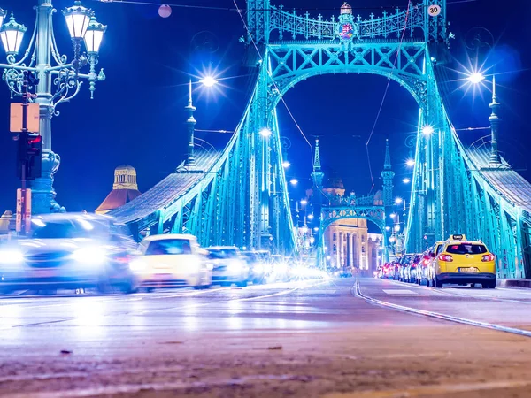 Vista sobre o tráfego na praça Fovam e da Ponte da Liberdade a — Fotografia de Stock