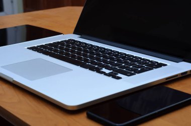 Bilgisayardan, akıllı telefondan ve oturma odasındaki ofis ortamındaki bir masada duran tabletten görüntüle.