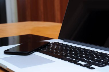 Bilgisayardan, akıllı telefondan ve oturma odasındaki ofis ortamındaki bir masada duran tabletten görüntüle.