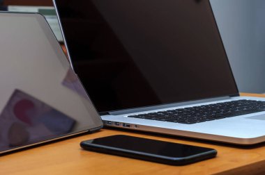 Bilgisayardan, akıllı telefondan ve oturma odasındaki ofis ortamındaki bir masada duran tabletten görüntüle.