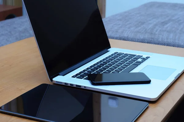 Ver Ordenador Portátil Teléfono Inteligente Una Tableta Escritorio Ambiente Oficina — Foto de Stock