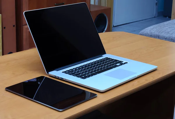 Zobacz Laptopie Tablecie Biurku Domu Biurowym Salonie — Zdjęcie stockowe