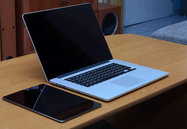 Blick Auf Einen Laptop Und Ein Tablet Auf Einem Schreibtisch — Stockfoto