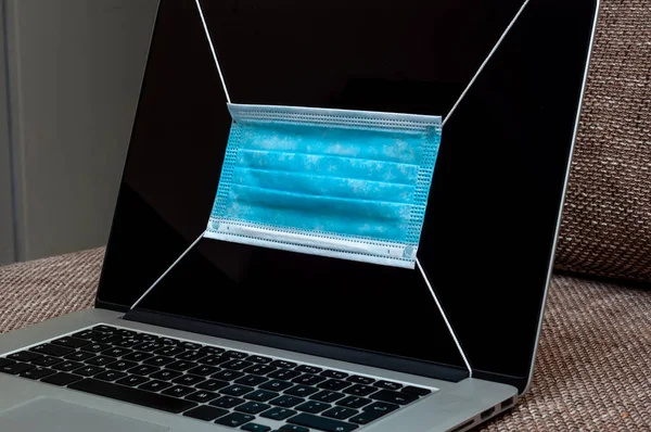Bilgisayar ekranında Coronavirus gibi grip ve diğer hastalıklara karşı tıbbi maske korumasına bakın.