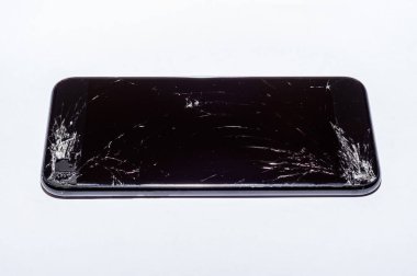 Beyaz arkaplanda izole edilmiş bir akıllı telefonun kırık ekranında görüntüle.