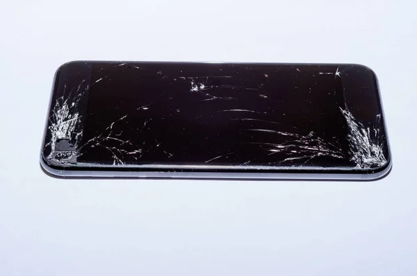 Widok Pęknięty Ekran Smartfona Odizolowanego Białym Tle — Zdjęcie stockowe