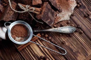 Koyu çikolata kahve çekirdeği, kakao ile ahşap masa üzerinde kağıt üzerinde 