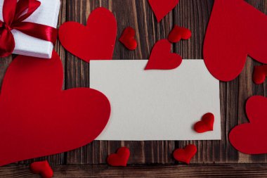 hediye kutusu bir koyu ahşap masada boş tebrik kartı. Vale