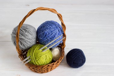 Renkli iplik topları bir saman basketon beyaz arka planda
