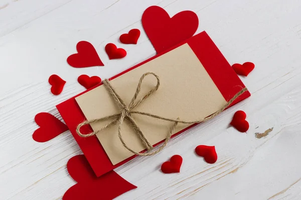 Lege wenskaart op een witte houten tafel. Dag van de Valentijnskaart. — Stockfoto