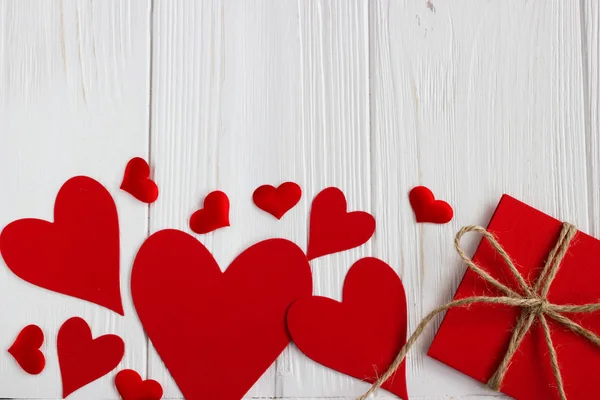 Όμορφες κόκκινες καρδιές σε ένα παλιό λευκό ξύλινο τραπέζι. Ημέρα του Αγίου Βαλεντίνου. — Φωτογραφία Αρχείου