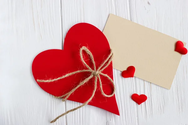 Rood hart met gretting kaart op witte houten tafel. Valentine da — Stockfoto