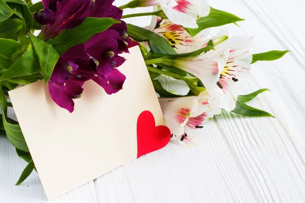 인사말 카드와 함께 아름 다운 꽃입니다. 텍스트에 대 한 장소입니다. Mot — 스톡 사진