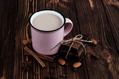 Bir fincan sıcak çikolata kahve çekirdeği, badem, tarçın ile 