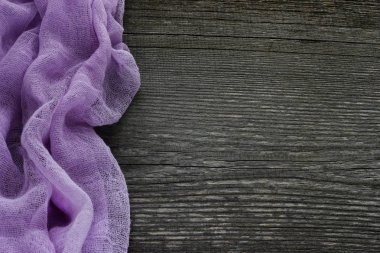 Güzel mor Tekstil ile eski gri ahşap masa. Arka plan.