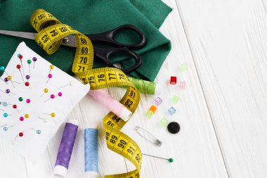 arka plan rengi konu, metre, düğmeler, iğne, makas bir