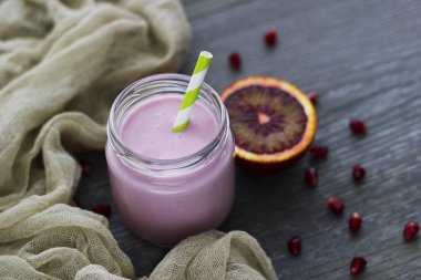 Kırmızı turuncu ve ol pomogranate fasulye taze ev yapımı yoğurt