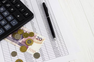 hesap makinesi, para, sikke ve Finansal Kağıt Beyaz ahşap sekmesinde