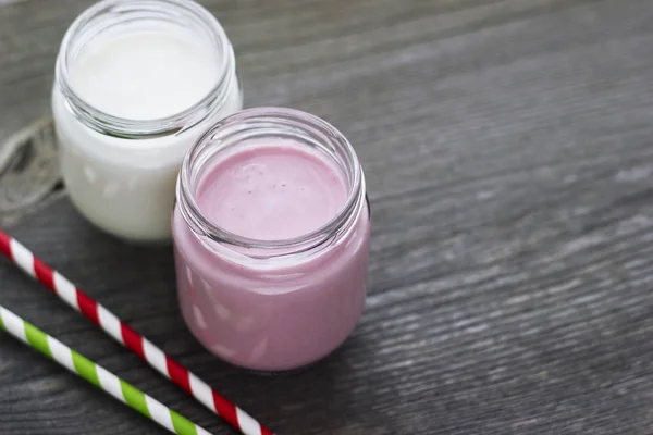 Yogourt frais fait maison avec de la paille — Photo