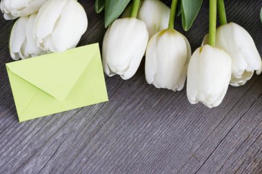 Buket Beyaz Lale çiçek eski ahşap masa üzerinde. Easter.Mothers gün.  