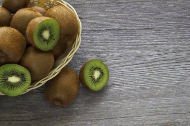 Kivi gri ahşap masa