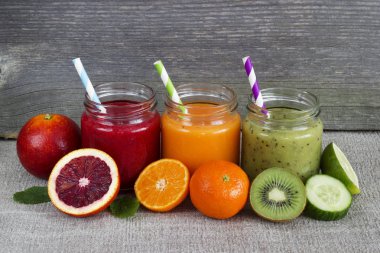 Serinletici meyve yüzlü gri masada