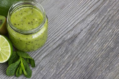 Kivi, salatalık, nane ve maydanoz üzerinde ol yeşil smoothie