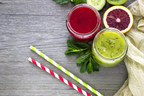 Smoothie refrescante com laranja vermelha, kiwi frutas, pepino no gr — Fotografia de Stock