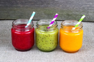 Serinletici meyve yüzlü gri masada