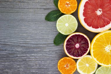 Limon, kırmızı portakal, portakal, greyfurt, limon, mandalina eski ahşap masa üzerinde. Metin için yer. Arka plan.