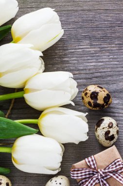 Buket Beyaz Lale çiçek ile Paskalya yumurta üzerinde eski ahşap tabl