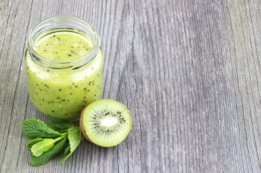 Kivi, salatalık, nane ve maydanoz üzerinde ol yeşil smoothie